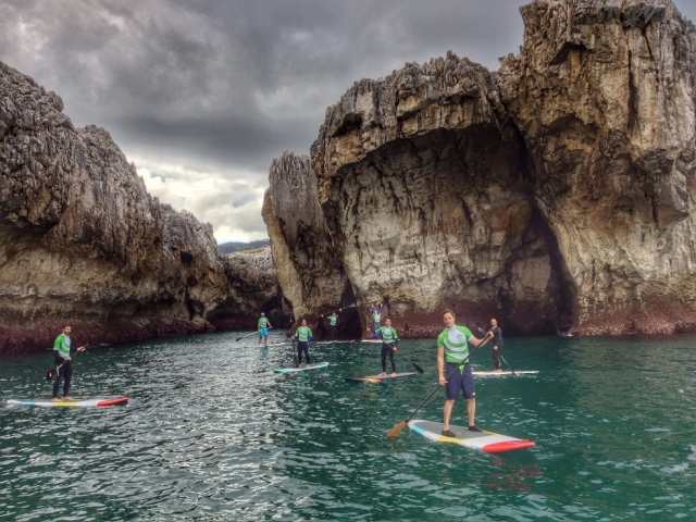  SUP-Überquerung zwischen den Klippen 